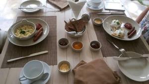 乌纳瓦图纳乌纳瓦图纳史诗酒店的桌上放有盘子和碗的食物