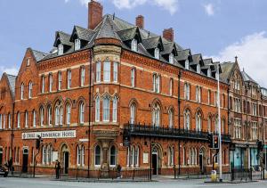 巴罗弗内斯爱丁堡公爵酒店&酒吧的城市街道上一座大型红砖建筑