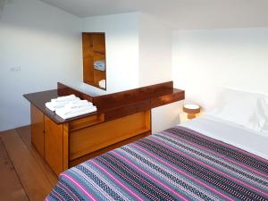 里斯本Patio São Vicente的一间卧室配有一张床和一个带镜子的梳妆台