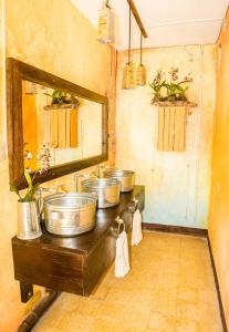 危地马拉安地瓜The Purpose Hostel的厨房配有带锅碗瓢盆的柜台