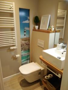 里瓦德奥Apartamento centro Ribadeo的浴室配有白色卫生间和盥洗盆。