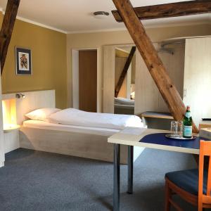 门兴格拉德巴赫精选酒店的一间卧室配有一张床和一张桌子