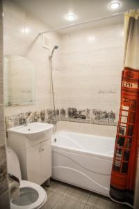 秋明Апартаменты на Луначарского的带浴缸、卫生间和盥洗盆的浴室