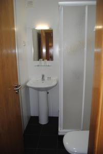 科维良科维良雅尔丁酒店的一间带水槽、镜子和卫生间的浴室