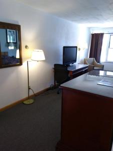 史蒂文斯波因特Hotel Blue Top Inn的酒店客房设有一张书桌、一台电脑和一盏灯