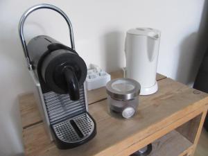 哈尔德韦克奥德德肯斯住宿&早餐酒店的搅拌机旁木桌上的咖啡壶
