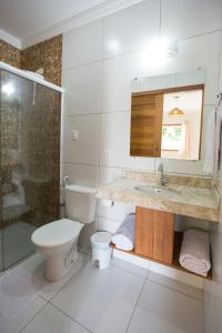 圣米格尔-杜戈斯托苏Pousada Pé na Areia Gostoso的浴室配有卫生间、盥洗盆和淋浴。