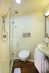 井里汶井里汶考德拉酒店的带淋浴、卫生间和盥洗盆的浴室
