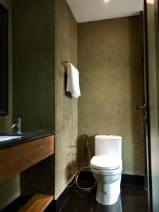 茵钱崔度普尔酒店的一间浴室