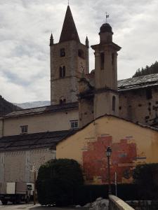 La Brigue阿尔卑斯花卉酒店的一座古老的建筑,上面有塔和钟
