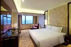 厦门厦门航空金雁酒店（全新室内无边泳池）的酒店客房设有一张白色大床和一个窗户。