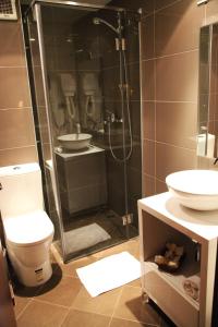 地拉那阿尔伯酒店的带淋浴、卫生间和盥洗盆的浴室
