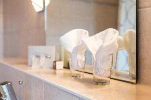 明辛胡贝希尔兰德酒店的浴室内的两杯玻璃和白色毛巾架