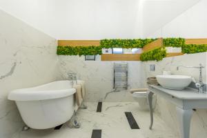 克卢日-纳波卡Köte Haus的带浴缸、盥洗盆和卫生间的浴室