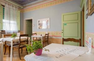 锡耶纳圣安德烈亚别墅的一间带桌椅和绿门的餐厅