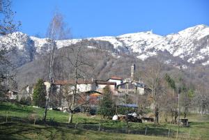 Miglieglia卡巴拉德设计公寓的雪覆盖的山前的房子