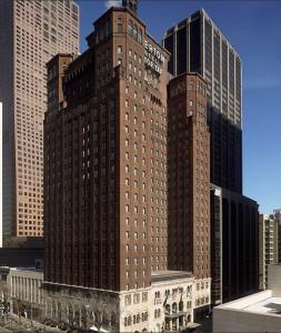 芝加哥芝加哥沃里克阿勒顿酒店的一座高大的建筑,城市里有很多窗户