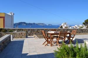 蓬扎Maridea - Villa Alta Marea的海景露台配有桌椅