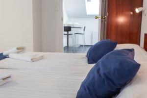 布达佩斯克拉希克酒店的床上有2个蓝色枕头