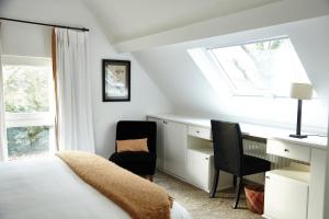 布鲁塞尔肖特克莱旅馆的一间卧室配有一张床、一张书桌和一个窗户。