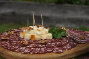 扎雷克Glamping - Ekološka kmetija Kozman的木板上的甜点,包括奶酪和坚果