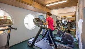 瓦尔赫湖维达尔霍夫酒店的健身房里跑步机上的女人