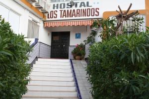 马塔拉斯卡尼亚斯塔玛琳多旅馆的一座有楼梯的建筑,通往医院的蒸汽房