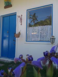 圣安德烈Pousada PraiAmar的一面带蓝色门的窗户和海滩的照片