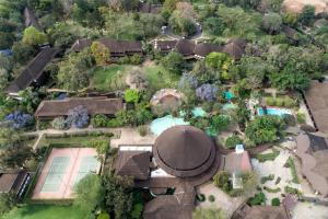 内罗毕赛法瑞公园酒店的享有带游泳池的房屋的空中景致