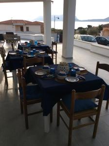 奥尔比亚黛安娜之家住宿加早餐酒店的天井上一张带蓝色桌布的桌子