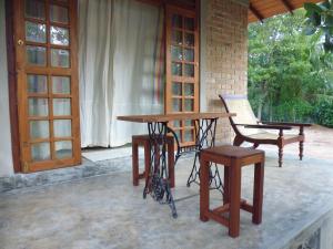 米瑞莎Lanrich Eco Villas的木桌、椅子、桌子和门