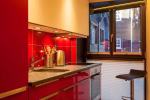 采尔马特Schirle的红色的厨房,配有水槽和红色的墙壁