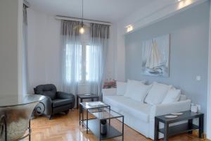 雅典Apartment in Glyfada Center的客厅配有白色的沙发和椅子