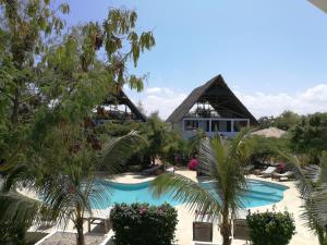 吉汶瓦Breeze Residence Apartments的享有带游泳池的度假村景致