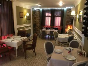 克尔贾利Family Hotel Gradina的用餐室配有白色桌椅和桌子。