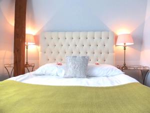 波兹南Hotel Rezydencja Solei的一张白色的床,上面有枕头