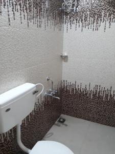 TuravūrMarari stella vich villa Homestay的浴室配有淋浴和卫生间。