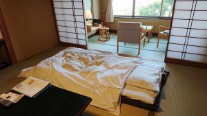 阳气馆伊东温泉日式旅馆客房内的一张或多张床位