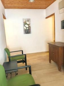 卡内·德·玛尔Hostal Casa Torrent的客厅配有两把椅子和一张木桌