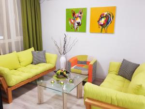 普罗夫迪夫Best Guest Apartments的客厅配有黄色的沙发和桌子