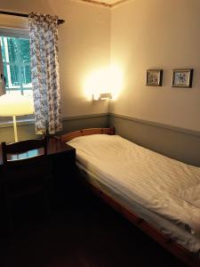 赖特维克Rättviksgårdens Vandrarhem的一间卧室设有两张床和窗户。
