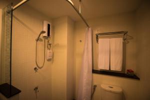 清迈内帕特拉酒店的带淋浴和卫生间的浴室