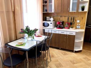 Apartment Na Vodakh的厨房或小厨房