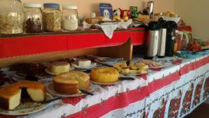 坎波斯杜若尔当圣本笃角落旅馆的一张桌子,上面摆放着各种面包和糕点