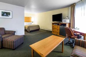 科迪亚克Quality Inn Kodiak的酒店客房设有床和客厅。