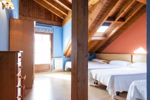 La Penilla坎帕尼拉旅馆的配有蓝色墙壁和木制天花板的2张床