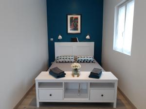 图尔"Ô Tour's Angels" FEBVOTTE的配有一张带白色桌子的床的房间