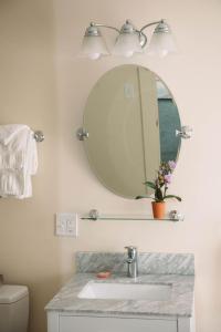塞伦塞勒姆酒店的一间带水槽和镜子的浴室