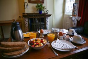 代尔夫特加斯图伊思288号住宿加早餐旅馆的一张带早餐食品和橙汁的木桌