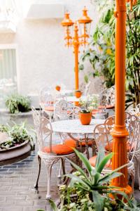 洛杉矶威尼斯海滩旅馆的种有植物的庭院里的桌椅